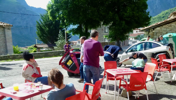 Spanish locals at coffee shop admiring Carver Ones