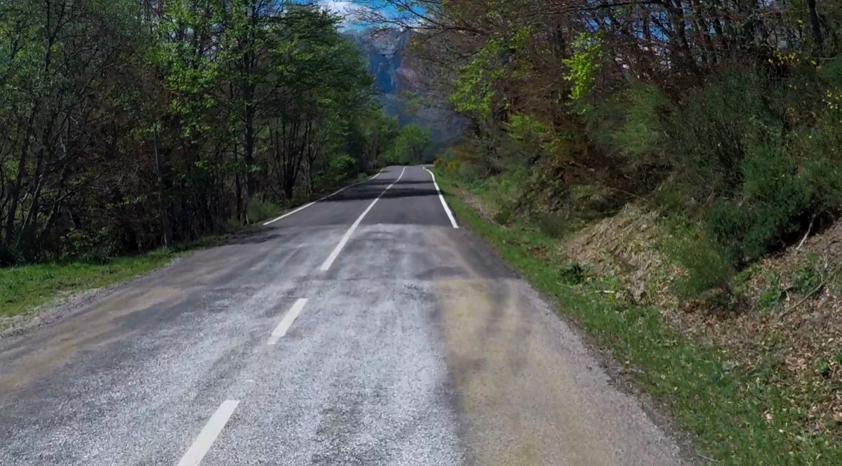 Road changing for poor rough tarmac to smoot